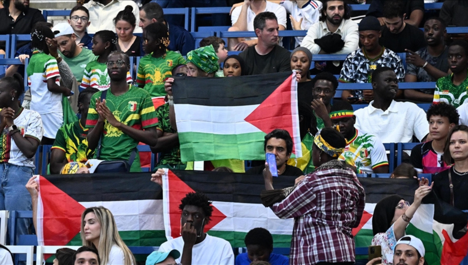 Olimpiade Paris 2024: Suporter Bentangkan Bendera Palestina di Laga Israel vs Mali