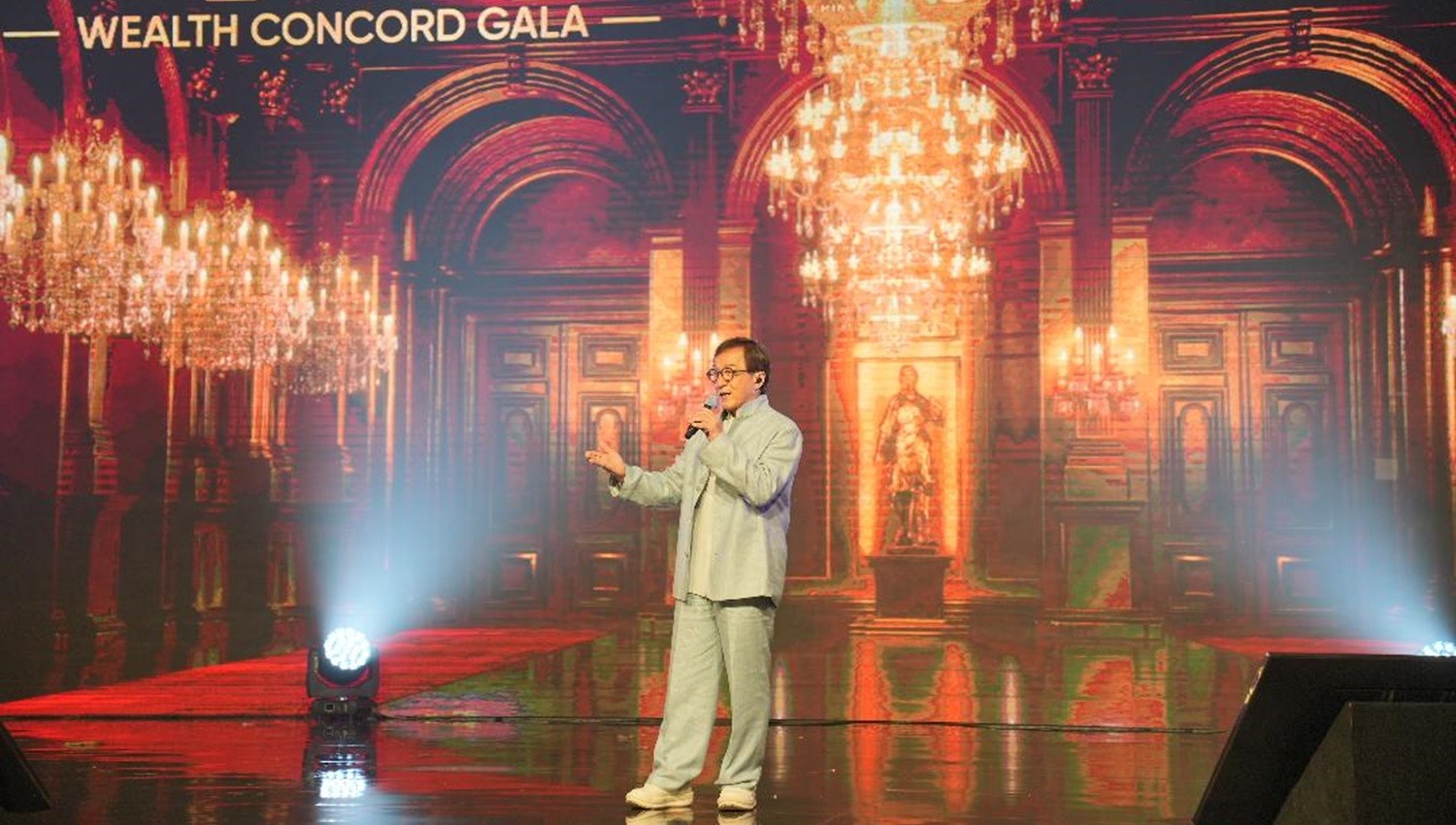 Heboh Jackie Chan Sambangi Indonesia, Lelang Jaket Ikonik Olimpiade Beijing 2008 Seharga Rp1,5 Miliar