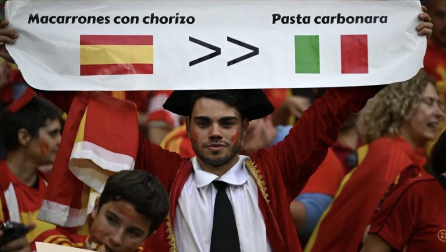 Euro 2024: 5 Potret Lucu Suporter Spanyol vs Italia Saling Ledek, Tetap Kondusif dan Menghibur