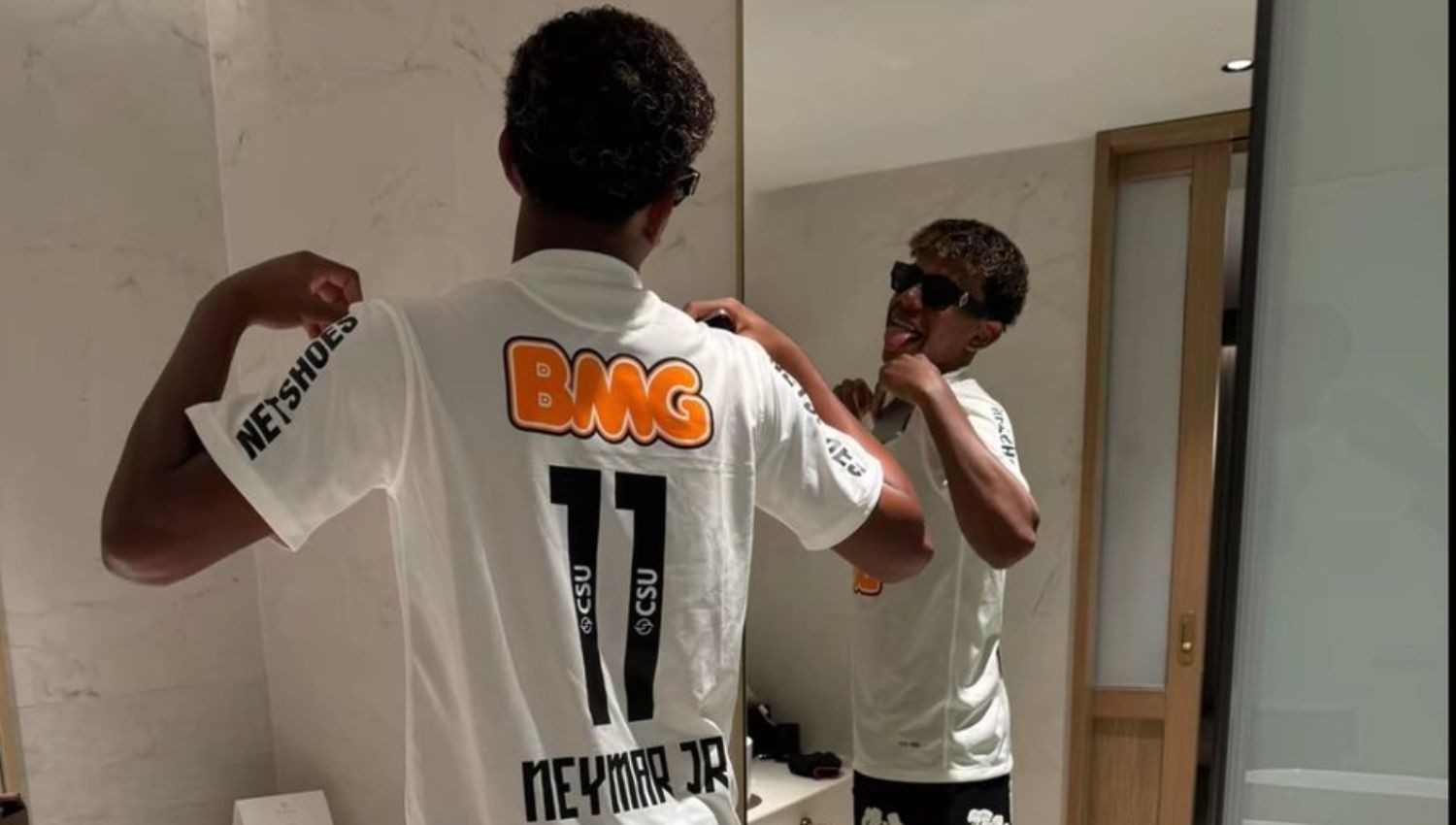 Fans Berat! Lamine Yamal Pakai Jersey Neymar di Momen Liburan Bareng Pacar