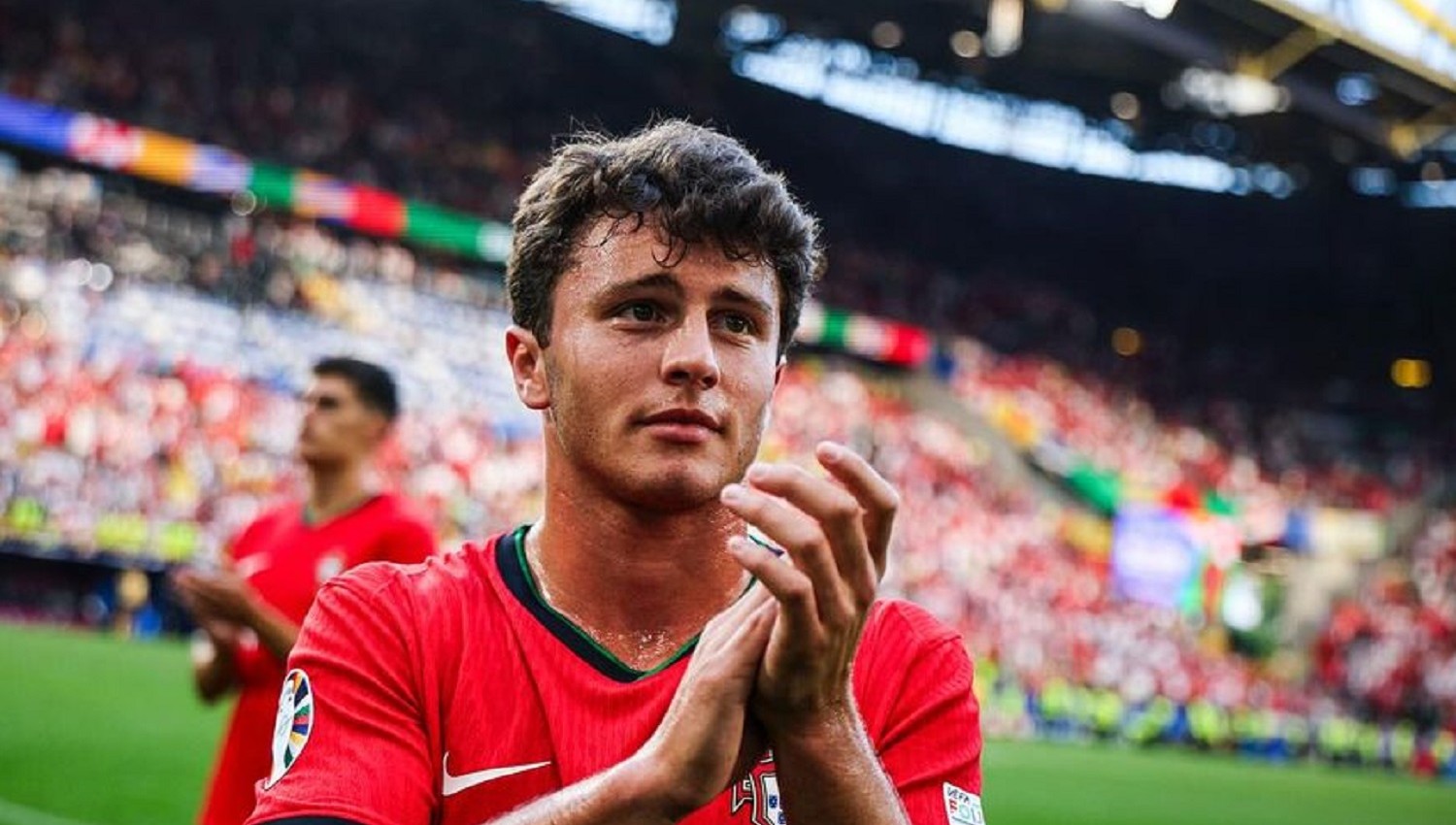 Dicoret dari Skuat PSG, Manuel Ugarte Selangkah Lagi Gabung Manchester United?