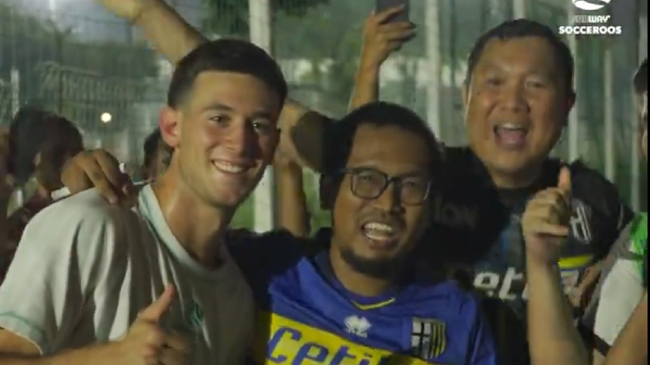 Bek Australia Alessandro Circati Layani Ratusan Fans Parma Indonesia, Dapat Oleh-oleh Unik!