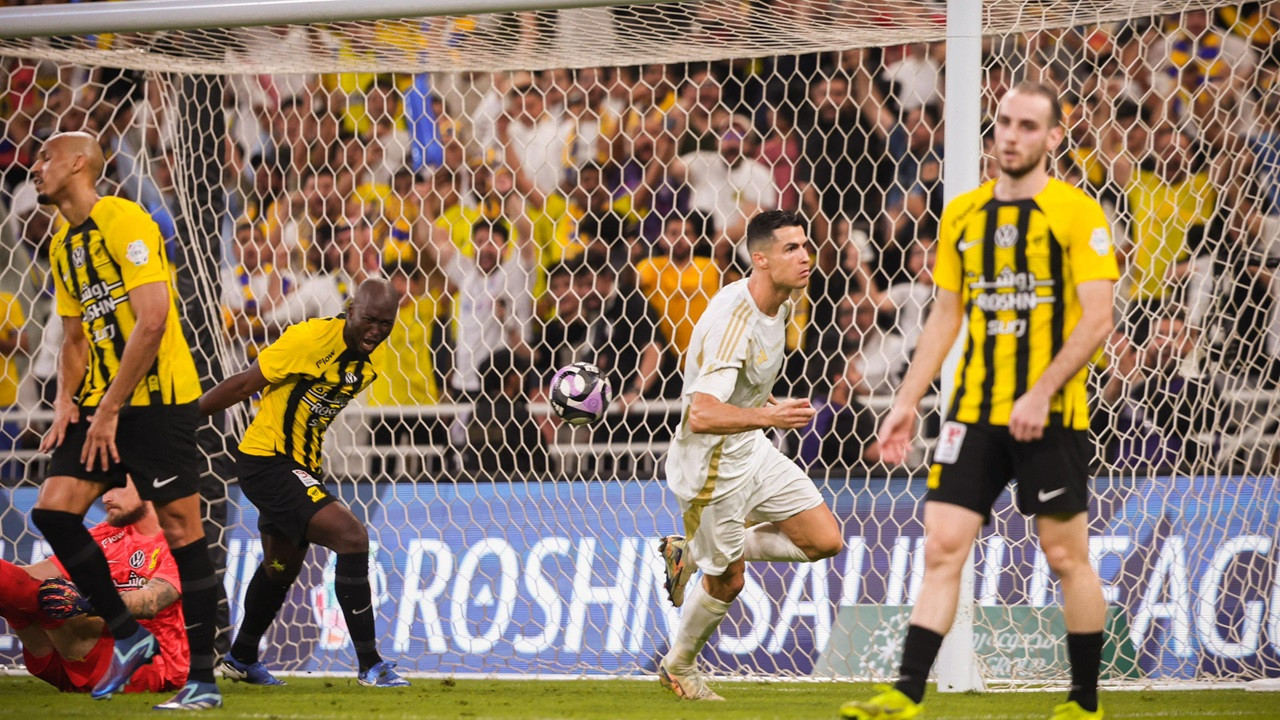 Hasil Ittihad FC vs Al Nassr di Liga Super Arab Saudi - Cristiano Ronaldo Dipaksa Gigit Jari Lagi