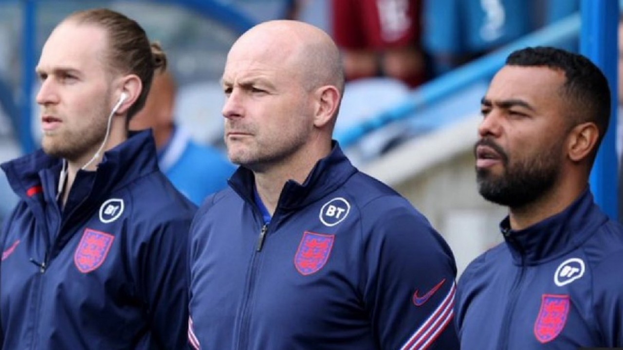 Lee Carsley Ogah Menyanyikan Lagu Kebangsaan Inggris Saat Lawan Irlandia, Ini Alasannya
