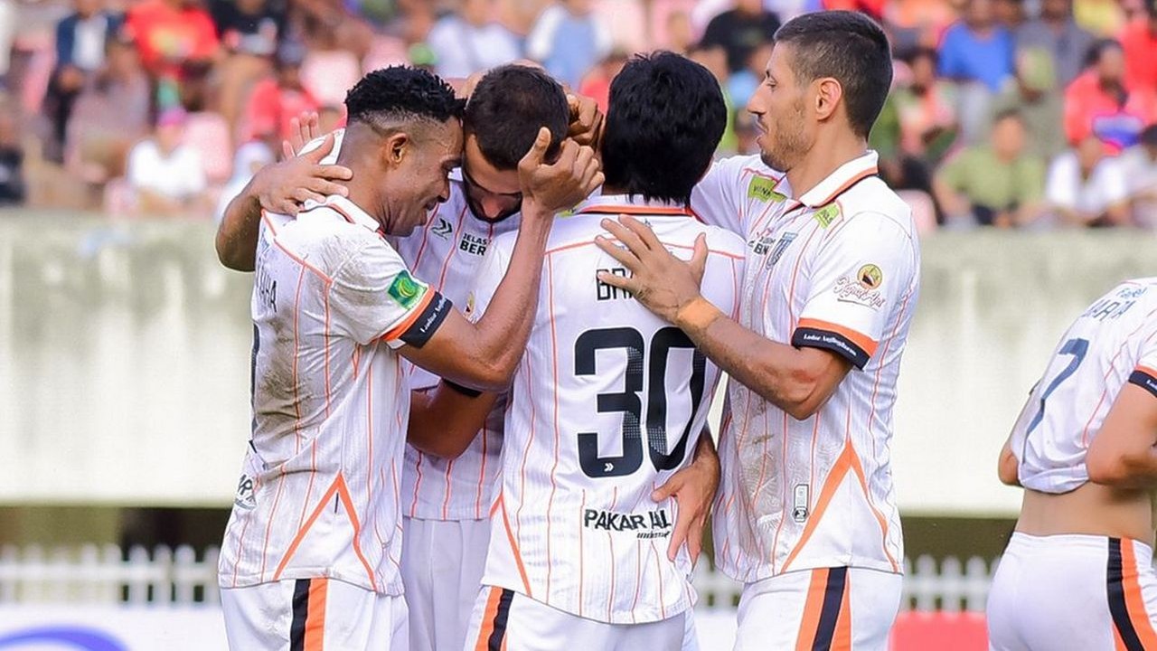 Prediksi Persewar Waropen vs Persibo Bojonegoro di Liga 2 2024/25 - Bak Langit dan Bumi