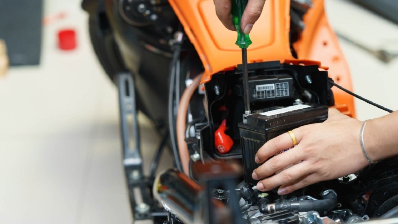 15 Cara Perawatan Motor Listrik, Dijamin Seluruh Komponen Terjaga!