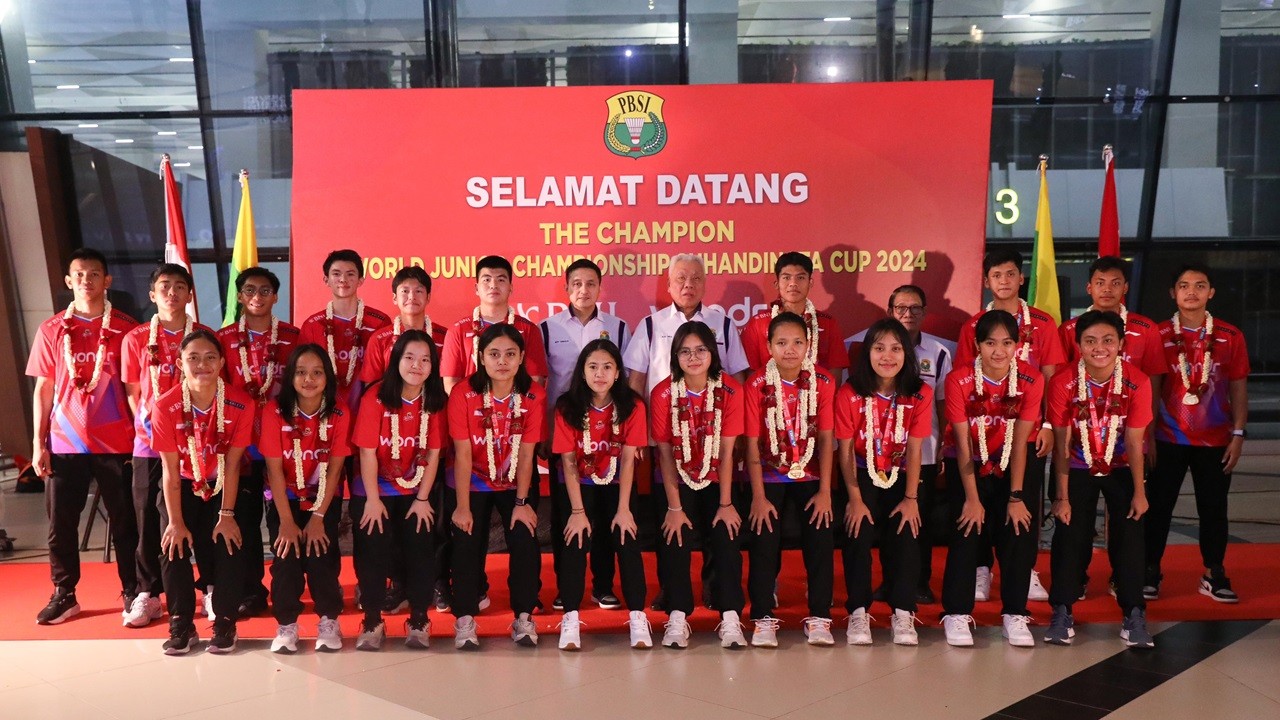 Bawa Pulang Trofi Juara Piala Suhandinata, Tim Bulutangkis Junior Indonesia Disambut Meriah