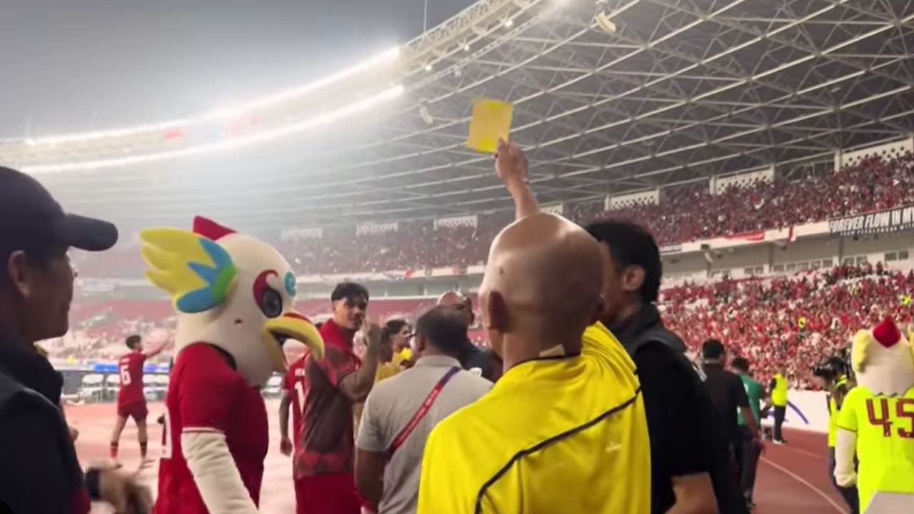 Momen Unik Ahmed Al Kaf KW Muncul di Laga Indonesia vs Jepang, Shayne Pattynama Syok Dikasih Kartu Kuning