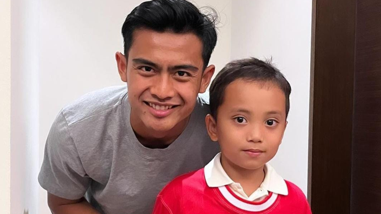 Gemas! Anak Rachel Vennya Malu-malu Minta Tanda Tangan Pratama Arhan Saat Nonton Timnas Indonesia