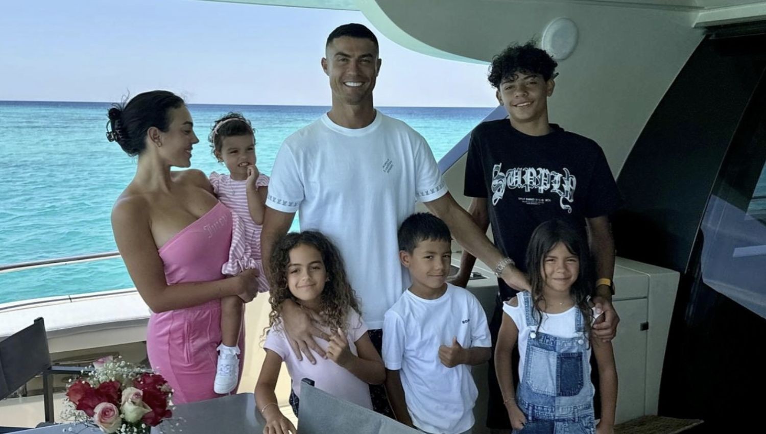 Senyum Bahagia Cristiano Ronaldo Nikmati Liburan Bareng Keluarga, Harmonis Banget!