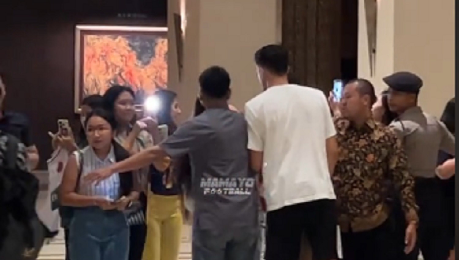 Heboh! Fans Wanita Timnas Indonesia Teriak Histeris Sampai Peluk Justin Hubner