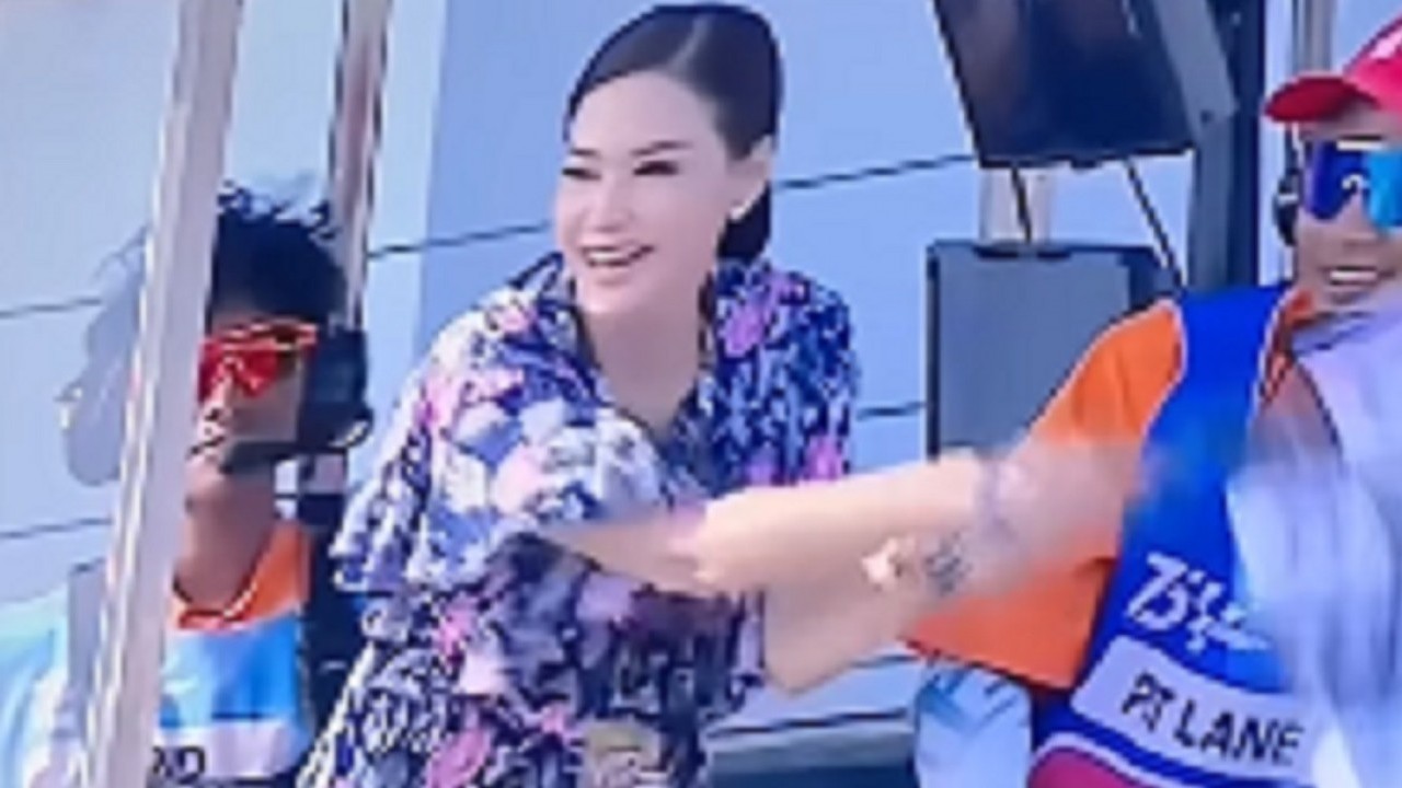 Maia Estianty Bangga Bisa Kibarkan Bendera Finis MotoGP Mandalika 2024: Jalur Ordal!