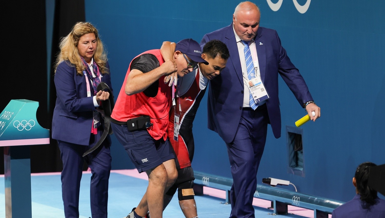 Detik-detik Eko Yuli Irawan Digotong karena Cedera dan Gagal Raih Medali Olimpiade Paris 2024