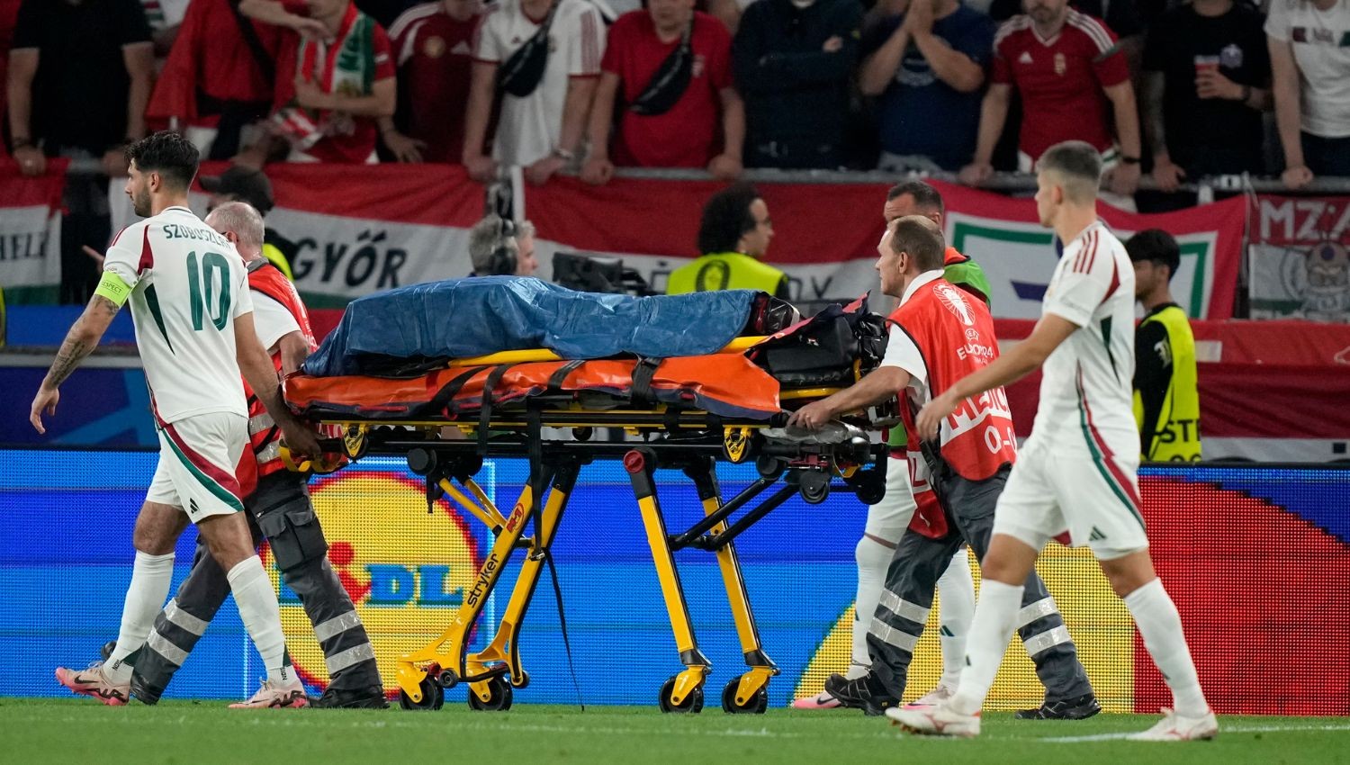 Euro 2024: Striker Hungaria Barnabas Varga Dievakuasi Usai Pingsan Karena Tabrakan Keras Lawan Skotlandia