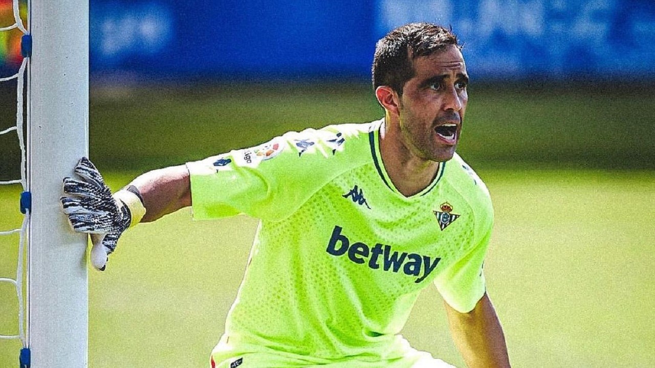 Claudio Bravo Ajukan Diri Gantikan Peran Marc-Andre ter Stegen di Barcelona